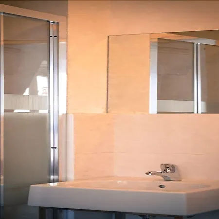 Beautiful Belleville Hotel & Hostel Hostel *
